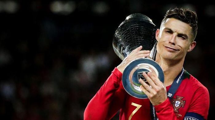  Trong khi đó, Cristiano Ronaldo giành chức vô địch Nation League, Scudetto cùng ĐT Bồ Đào Nha và Juventus. Ở Champions League, Juventus đã bị loại bởi Ajax Amsterdam ở vòng Tứ kết. Ronaldo cũng chỉ nhận được 74 điểm bầu chọn, kém xa Van Dijk (305 điểm) và Lionel Messi (207 điểm). Ảnh: Eurosports. 