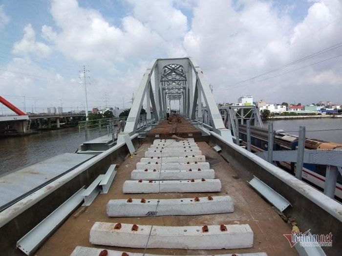 Cầu sắt thay thế cầu Bình Lợi 117 tuổi bắc qua sông Sài Gòn đang gấp rút hoàn thành. Dự kiến trong tháng 9 sẽ bắt đầu kết nối tuyến đường sắt Bắc- Nam 