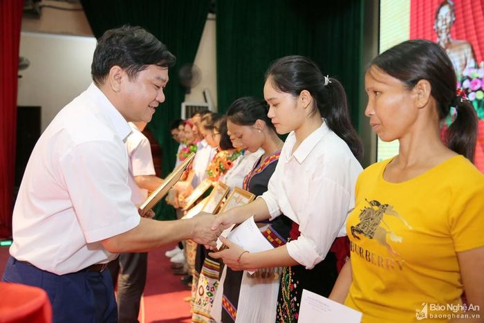 Trong Kỳ thi THPT Quốc gia, Lữ Thị Đàm (thứ 2, phải sang) đăng ký dự thi khối C và đạt 26,5 điểm, được Bộ trưởng, Chủ nhiệm Ủy ban Dân tộc khen thưởng. Em xem đây là món quà dành tặng mẹ. Ảnh: Đức Anh