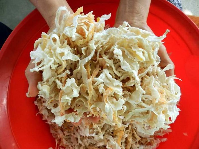 Những dịp cao điểm (lễ lớn, tết...) một số hàng quán ở đây phải dùng cả bì bưởi khô mới đáp ứng đủ.