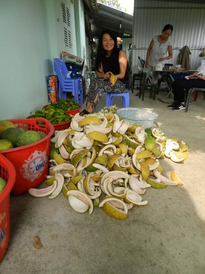 Công đoạn gọt bỏ lớp ngoài trên vỏ bưởi, ở đây vẫn còn làm thủ công.