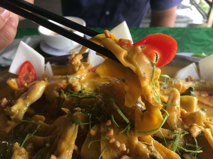 Miếng “ruột” vỏ bưởi vừa deo dẻo vừa ngọt bùi khá giống “cơm” trái sa kê.