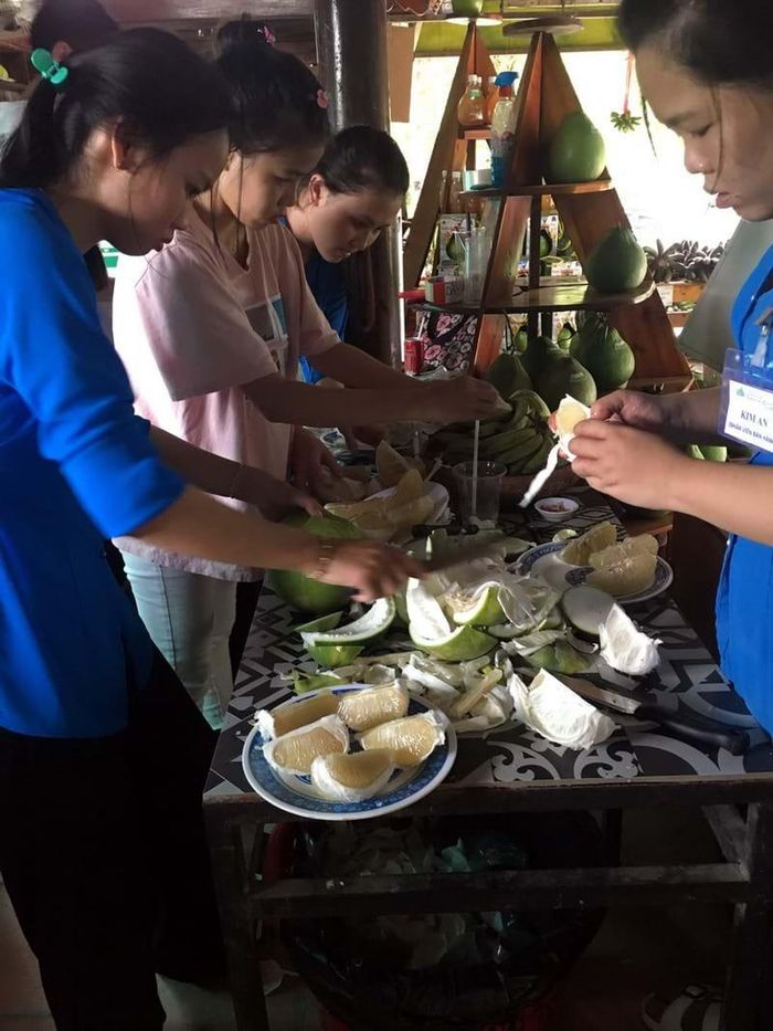 Lớp vỏ bưởi đường lá cam tuy mỏng hơn “áo” bưởi da xanh, nhưng thơm đặc biệt và ít nhẫn đắng hơn.