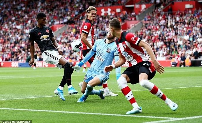 Southampton sau đó chỉ còn 10 người nhưng vẫn giữ được tỷ số hòa.