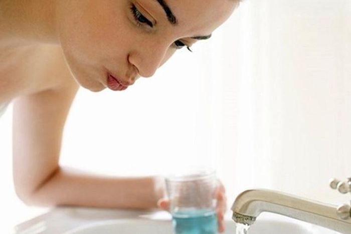 Cần học cách dùng đúng nước súc họng mới đạt hiệu quả cao. Ảnh minh họa.