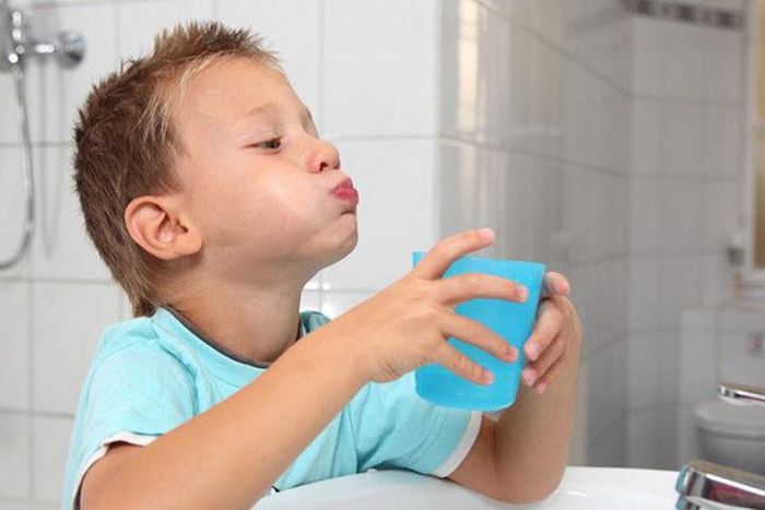 Dùng nước súc họng cần phải biết cách để hiệu quả hơn. Ảnh minh họa.