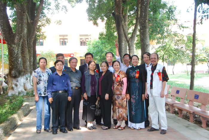 Một góc học trò lớp A,B,C khóa 1969-1972. (chụp năm 2011. Ảnh: Xuân Ba).