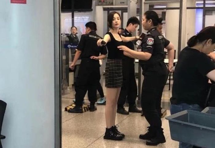 Hình ảnh đời thường, không son phấn của Cổ Lực Na Trát được khen ngợi đẹp không kém khi dự sự kiện.