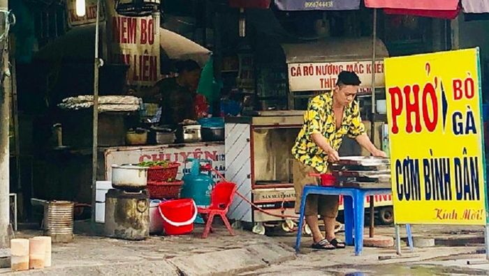 Bếp than tổ ong được dùng tại một quán ăn sáng trên phố Đông Tác.