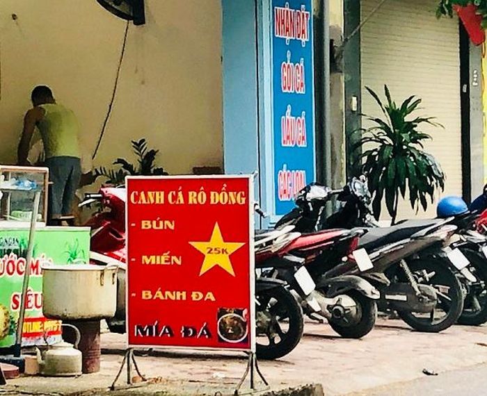 Một hộ kinh doanh nhỏ lẻ trên đường Bờ sông Sét (Hoàng Mai)
