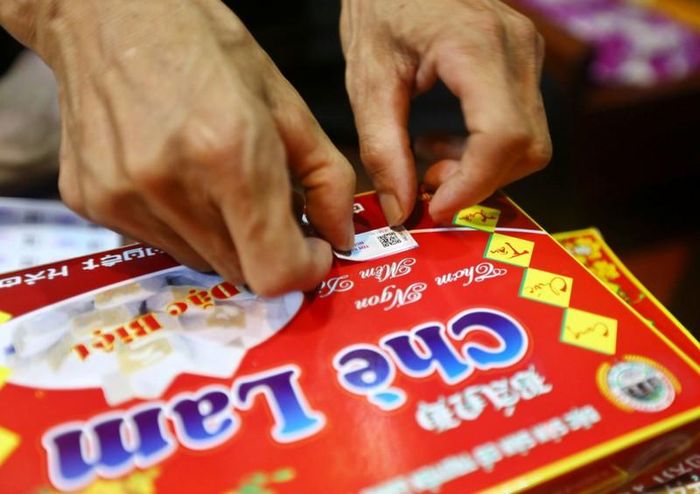 Dán tem VNPT Check cho chè lam Thạch Xá