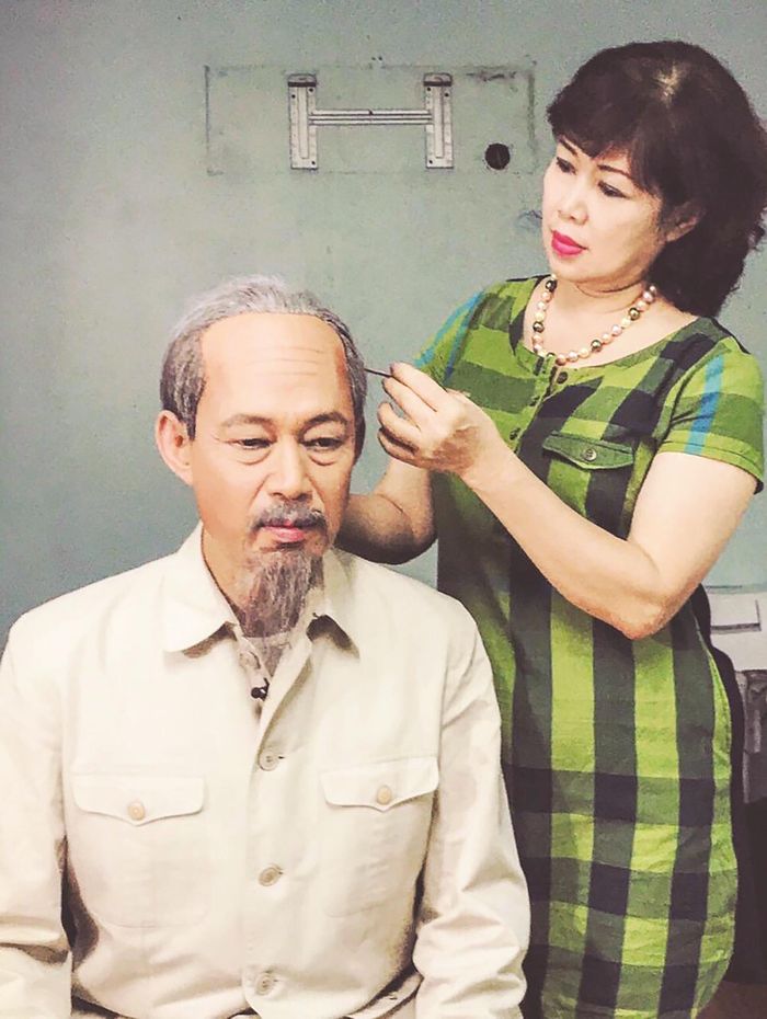 Người bạn đời luôn lặng thầm đi theo hóa trang cho anh mỗi lần vào vai Bác Hồ