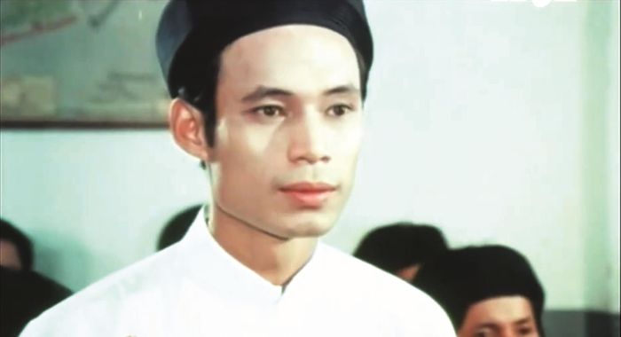 Tiến Hợi trong vai thầy giáo Nguyễn Tất Thành (phim “Hẹn gặp lại Sài Gòn”)