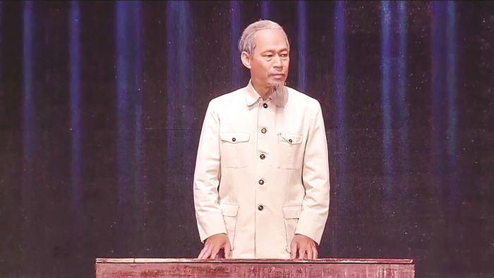 Tiến Hợi ghi dấu ấn sâu sắc khi thể hiện được ngoại hình, giọng nói, thần thái của Chủ tịch Hồ Chí Minh