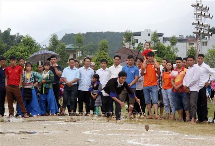 Các vận động viên tham gia trò chơi Tù Lu, một trò chơi dân gian của đồng bào dân tộc Mông. Ảnh: Quý Trung /TTXVN