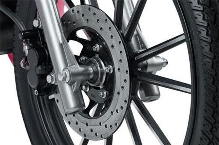 Bộ mâm đường kính 17 inch, bánh trước dùng phanh đĩa.