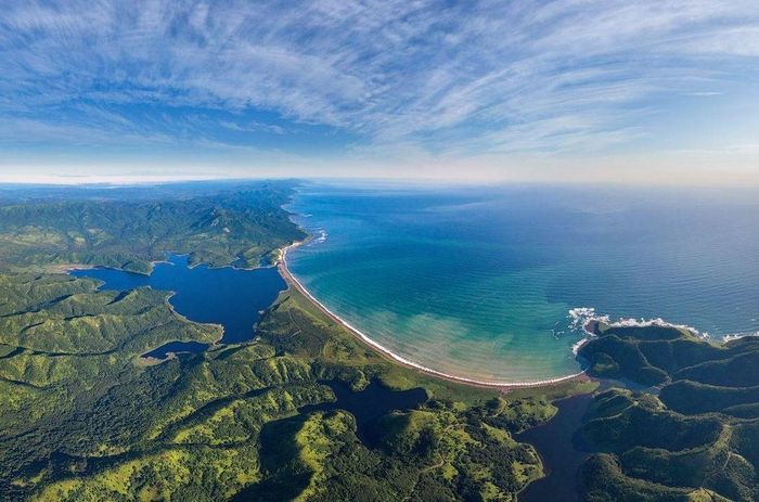 Sakhalin là hòn đảo lớn ở phía bắc Thái Bình Dương. Dạo quanh hòn đảo, bạn sẽ bắt gặp hình ảnh những hố bùn sủi bọt đen ngòm. Đó chính là những núi lửa bùn đang hoạt động. Yuzhno, Pugachevsky vad Daginsky là 3 núi lửa lớn tại đây. Trong đó, Pugachevsky thu hút du khách với hình ảnh tựa con mắt khi nhìn từ trên cao. Ảnh: Pinterest.