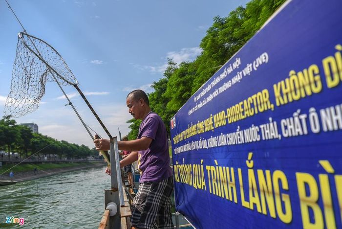 Ông Tuấn (người dân sinh sống cạnh khu vực) cho biết: "Những hôm nước sông đen kịt, bốc mùi hôi thối nên chẳng ai dám câu cá ở đây. Nhưng vài hôm nay mưa lớn, cùng lúc hồ Tây xả nước nên sông sạch hơn hẳn, vì vậy tôi mới rủ vài người bạn về đây đánh cá." 