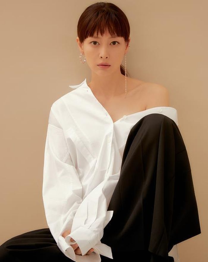 Trong bộ ảnh mới, Lee Na Young xuất hiện với diện mạo hiện đại và thanh lịch, có phần trẻ trung. Cô để kiểu tóc mái ngắn cũn, diện áo sơ mi trắng lệch vai gợi cảm.