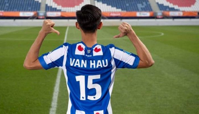 Văn Hậu mặc áo sổ 15 ở CLB mới