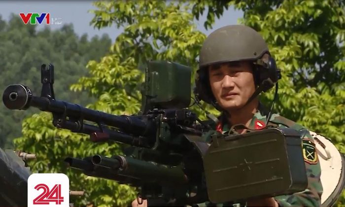 Trưởng kíp xe số 1 Nguyễn Kiều Hưng ngồi ở vị trí của trưởng xe trên xe tăng T-54M. Nhiệm vụ của trưởng xe là chỉ huy xe qua liên lạc nội bộ, xếp đạn trong xe và sử dụng súng máy phòng không 12,7mm DShK. Ảnh: VTV24