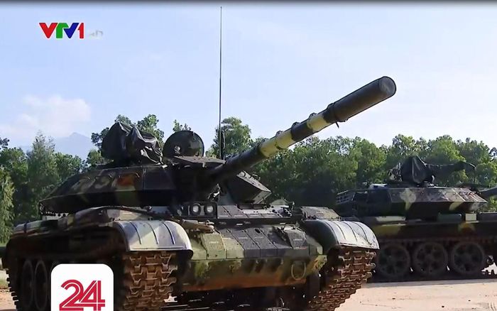 Có thể điểm qua một số cải tiến rõ nét trên T-54M gồm: tích hợp thêm giáp phản ứng nổ phủ mặt trước thân và tháp pháo; đuôi tháp pháo bố trí các giáp thanh chắn hoặc diềm xích chống B41; nâng cấp hệ thống điều khiển hỏa lực; pháo vẫn là khẩu 100mm D-10T2S nhưng bọc thêm ốp cách nhiệt… Ảnh: VTV24