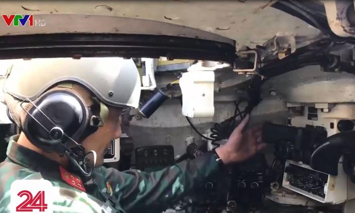 T-54M được nâng cấp sâu hệ thống điều khiển hỏa lực bao gồm các hệ thống kính ngắm ngày/đêm, tích hợp kênh ngắm ảnh nhiệt, khí tài đo xa laser, máy tính đường đạn… Ảnh: VTV24