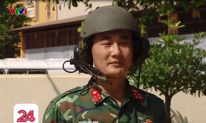 Cũng rất đáng quan tâm, mũ công tác của các chiến sĩ xe tăng T-54M đều thay đổi so với thế hệ T-54B, T-55. Trên mũ tích hợp các thiết bị liên lạc nội bộ. Ảnh: VTV24