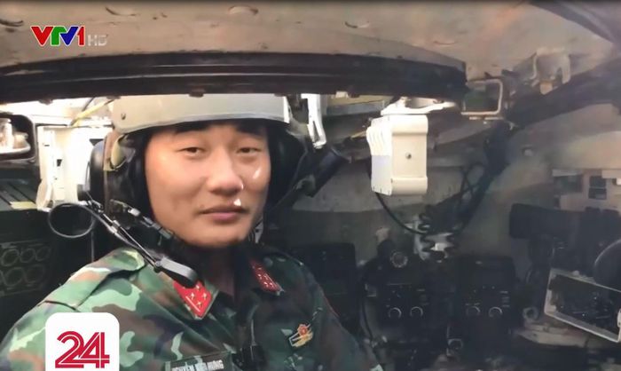 Đặc biệt, đây là lần đầu tiên mà khán giả cả nước chiêm ngưỡng hình ảnh nội thất xe tăng T-54M, qua đó thấy rõ một phần những cải tiến nâng cấp so với các xe tăng T-54B trước đây. Trong ảnh, đồng chí trưởng kíp xe số 1 Nguyễn Kiều Hưng ngồi ở vị trí pháo thủ. Ảnh: VTV24