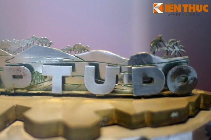 Phía sau dòng chữ là các họa tiết thể hiện hình ảnh đặc trưng của các vùng miền Việt Nam từ Bắc đến Nam.