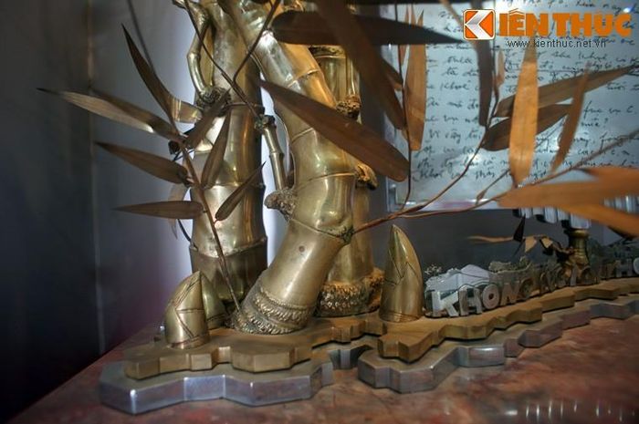 Cây tre trong tác phẩm được tạo hình chân thực, tỉ mỉ đến từng chi tiết nhỏ như đường gân lá, vết sần sùi của rễ tre.