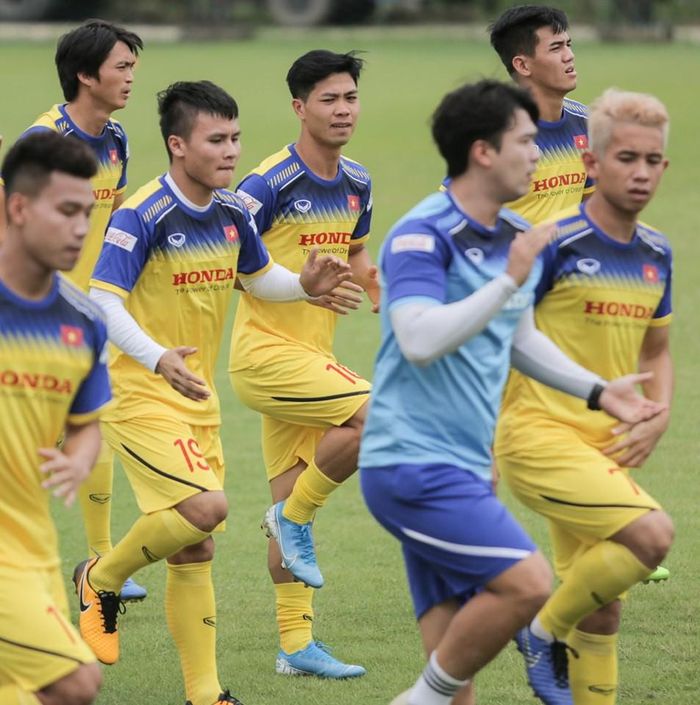 Công Phượng gây bất ngờ với mái tóc khá "đứng đắn" thay vì nhuộm vàng đầy ấn tượng như khi thi đấu ở Bỉ.