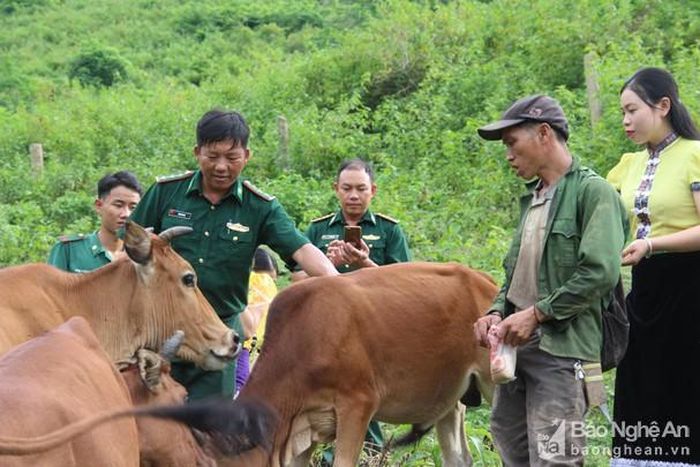 Cán bộ chiến sỹ Đồn Biên phòng Na Loi thường xuyên tuyên truyền, vận động người dân chăm lo phát triển kinh tế, tham gia bảo vệ biên giới. Ảnh: Hoài Thu