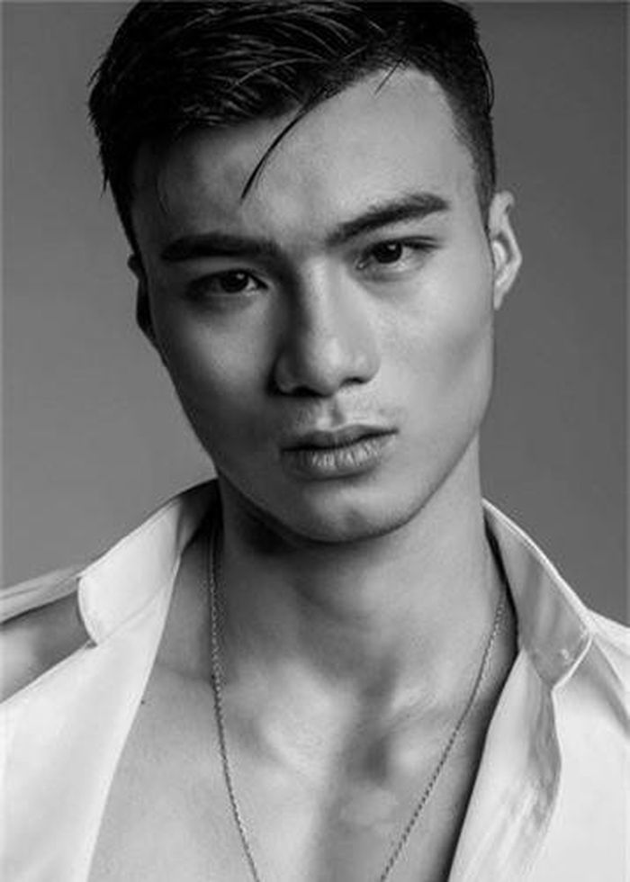  Tấn Phát từng là vận động viên thể thao, tham gia khá nhiều bộ môn như bóng đá, bóng chuyền, điền kinh. 