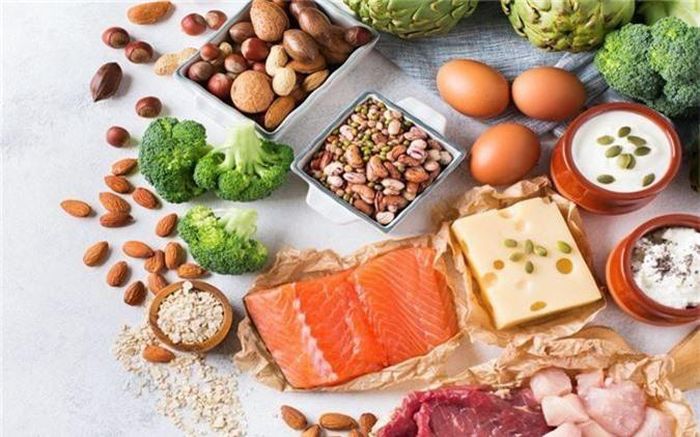 Tiêu thụ quá nhiều protein trong thời gian dài có thể làm tổn thương gan và thận. Các protein trong thực vật khó tiêu hóa hơn protein động vật khiến thận và gan làm việc quá tải có thể gây ra các bệnh về gan hoặc dẫn đến rối loạn chức năng não và hệ thần kinh.