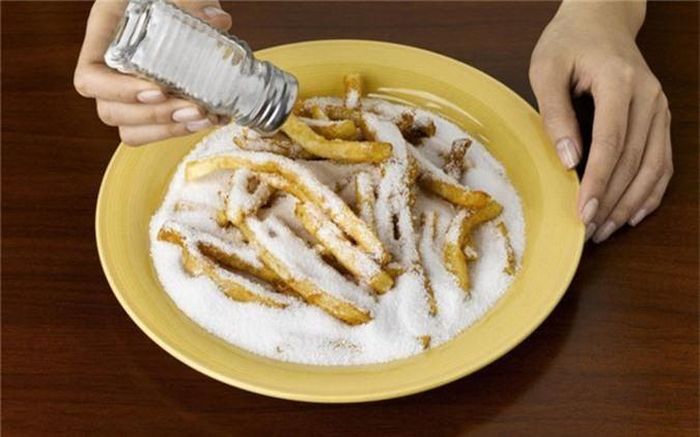Thức ăn mặn có hàm lượng natri vượt quá mức cho phép dẫn đến lưu giữ chất lỏng dư thừa trong gan và ức chế hoạt động của gan gây ra nhiều bệnh nguy hiểm.
