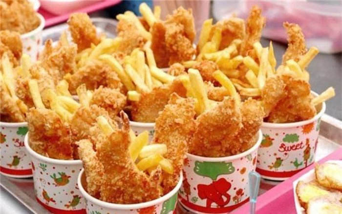 Thức ăn nhanh là thực phẩm chứa nhiều chất béo, do đó nếu tiêu thụ quá nhiều lượng chất béo sẽ vượt quá khả năng xử lý của gan, dẫn đến tổn thương gan.