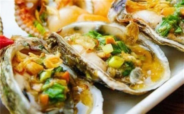 Tiêu thụ các loại động vật có vỏ sống, đặc biệt là hàu làm tăng nguy cơ bị nhiễm bệnh viêm gan A. Hàu và các loại hai mảnh vỏ khác, có thể tiếp xúc với nước bị ô nhiễm khi cho ăn và trở thành vật mang bệnh.