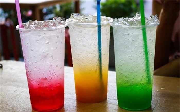 Soda: Tiêu thụ quá nhiều đồ uống giải khát cũng như các loại đồ uống và thực phẩm khác có hàm lượng cao fructose corn syrup (HFCS) có thể gây tổn thương gan.