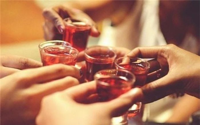 Uống quá nhiều rượu trong một thời gian dài có thể gây ra gan nhiễm mỡ, xơ gan, hoặc viêm gan, thậm chí cả 3 vấn đề trên cùng một lúc. Uống nhiều rượu trong một thời gian dài làm phá hủy mô gan, gây ra sẹo, làm cản trở khả năng hoạt động của nó.