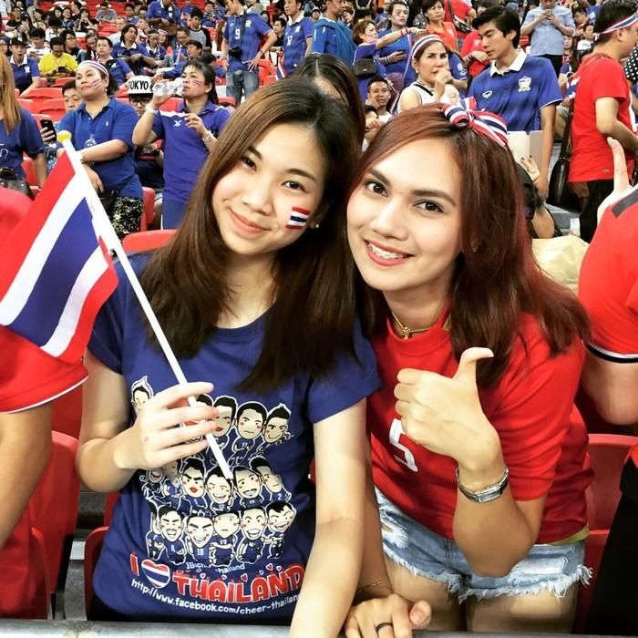  Hay khi đến sân vận động cổ vũ bạn trai, nàng WAGs cũng trở nên nổi bật.
