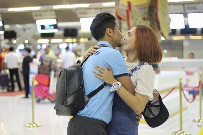  Promrak luôn trao cho bạn gái cử chỉ âu yếm ngay cả ở những nơi công cộng.