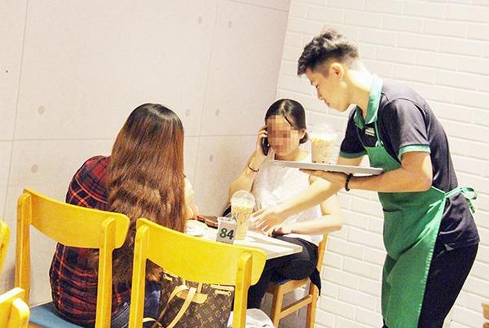 Nhiều người trẻ có thói quen uống trà sữa hằng ngày. Trong ảnh: Uống trà sữa tại một quán trà sữa ở TP.Biên Hòa. Ảnh: B.NHÀN