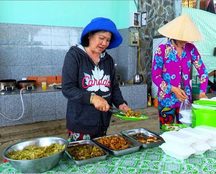 Chị Hạnh (bên trái) chuẩn bị phục vụ cơm miễn phí