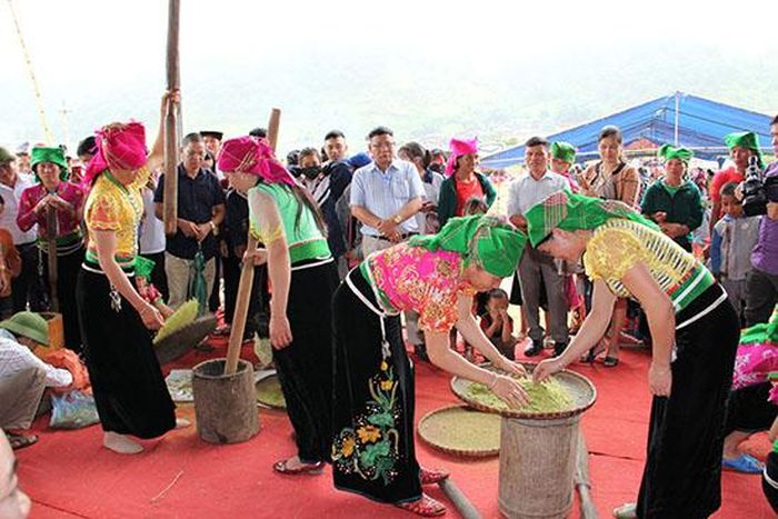 Thi giã cốm tai Lễ hội mừng cơm mới.