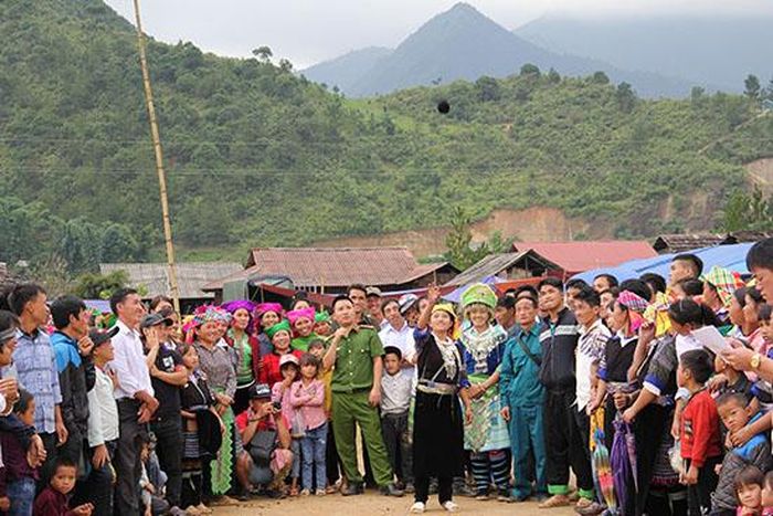  Đông đảo khán giả cổ vũ phần thi ném Pa pao tại Lễ hội 
