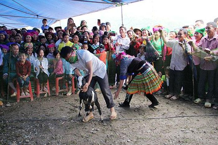 Trò chơi bịt mặt bắt dê tại Lễ hội.