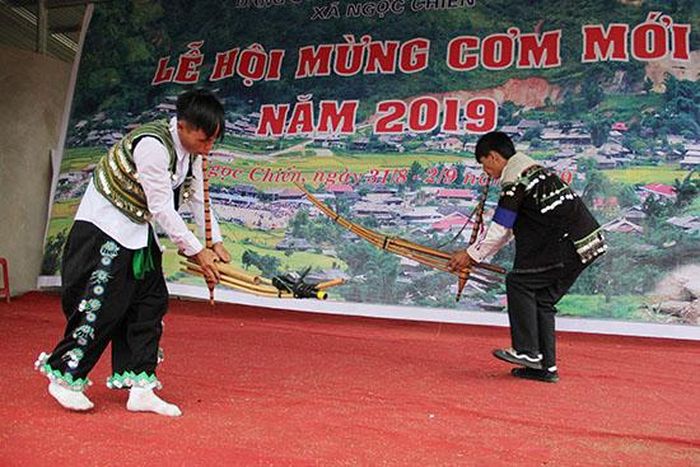 Phần thi múa khèn Mông tại Lễ hội.