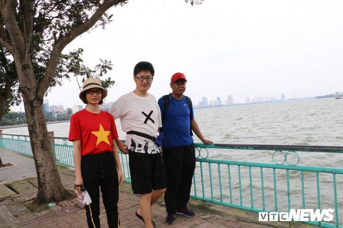 Nhiều vị khách nước người cũng tranh thủ đi dạo, hóng mát khí trời Thủ đô trong ngày Quốc khánh ở Hồ Tây. 