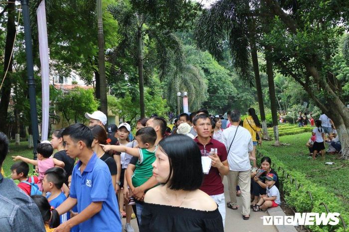 Như thường lệ, Công viên Thủ Lệ là một trong những địa chỉ được nhiều gia đình lựa chọn để đưa con đi thăm quan trong ngày nghỉ lễ. 